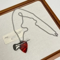 Détail d'une mini guitare électrique et d'un pendentif médiator rouge sur chaîne acier - Rouge
