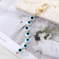 Goldener Schlüsselanhänger mit blauen türkischen Evil Eye Perlen und Goldakzenten - Weiß