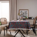 Donkerblauw jacquard tafelkleed met rode appelpatronen en crème franje afwerking - Jacquard Kers Witte Kwast / 140-260