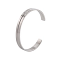 Brazalete para hombre de acero inoxidable plateado con acabado cepillado y diseño ranurado - Color Acero