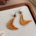 Detail von böhmischen gewebten Rattan-Ohrringen mit braunen Holzperlen und Metallhaken - Kaffeebrauner mondförmiger Rattan-Holzperlen-Stil (12# Silver Earring Post)