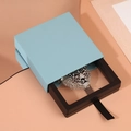 Hellblaue Schmuckschachtel mit schwarzem PE-Folien-Schweberahmen und Schubladengriff - Blaugrau-7x7x2cm