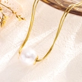 Collana a catena serpente dorata con ciondolo di perla bianca su superficie di pietra - Perla a Strato Singolo (8902-2) / Oro
