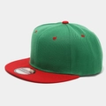 Dettaglio di un cappellino snapback bicolore con pannelli verdi e visiera rossa in twill - Regolabile / Verde + Tesa Rossa