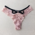 Tanga de encaje rosa con tirantes negros en contraste y anillo de corazón rosa - M / Rosa