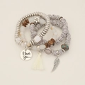 Pulsera bohemia multicapa con cuentas, pluma plateada y colgante grabado I Love You - Blanco
