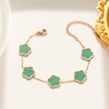 Roségoldenes Armband mit fünf grün gestreiften Kleeblatt Anhängern und Karabiner - 967 Grünes Muschelarmband Roségold