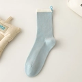 Hellblaue gerippte Damen-Wadenstrümpfe mit weißem Saum und Herz-Stickerei-Label - Einheitsgröße / Milchblau Kontrast