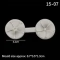 Stampo in silicone a due fori con trama floreale per argilla, petali da 3,2 cm di diametro - Stile Floreale Tondo a Doppio Petalo (15-07) / Grigio