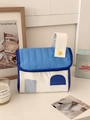 Detail van het huisvormige toilettasje met blauwe gewatteerde daktextuur en gele knoop - Blauw Dak