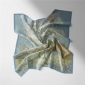 Détail du foulard en soie artistique Van Gogh avec bordure bleue et texture de plis élégants - 53cm / Amandier en Fleurs Bleu - Van Gogh