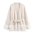 Cremeweiße Strickjacke mit V-Ausschnitt, Kunstpelzbesatz an Ärmeln und Saum mit Gürtel - S / Weiß