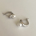 Silver hoop earrings with glossy white pearls in liquid metal fluid design style - EH0538/Silver Streamline Metal Pearl Hoop
