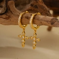 Vintage S925 zilveren kruis oorbellen met pavé diamanten op een rustieke houten basis - 925 zilver / 18K Goud