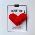 Cuore rosso all'uncinetto fatto a mano Pocket Hug con biglietto d'auguri bianco - Stile Cuore / Rosso