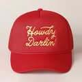 Dettaglio del cappello trucker rosso in rete con ricamo giallo Howdy Darlin’ sul fronte - Taglia unica / Rosso
