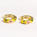 Vista macro de pendientes de aro de esmalte amarillo con baño de oro 18K sobre blanco - Amarillo