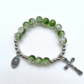 Dettaglio di perle di vetro crackle verdi con croce d'argento e ciondoli della Vergine - Stile 8 (Verde Craccato)