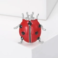 Broche de mariquita en esmalte rojo con brillantes de imitación sobre pedestal blanco - Plateado
