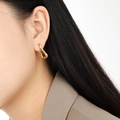 Elegantes pendientes de aro rectangulares dorados trenzados para mujer en acero de titanio - Dorado