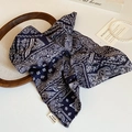 Gros plan détaillé du serre-tête en tissu fait main bleu foncé avec motif cachemire - Chouchou Imprimé / Bleu