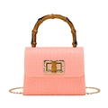 Sac jelly rose avec texture crocodile, poignée en bambou et chaîne dorée de taille compacte - Rose