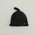 Détail du bonnet tricoté noir pour bébé avec nœud supérieur et bordure roulée - 6 mois - 2 ans / Noir