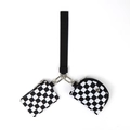 Dettaglio del borsello da polso a scacchi bianco e nero con zip e cordino rimovibile - Checkered