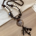 Dettaglio della collana bohémien con pendente a cuore in cocco e conchiglie naturali - Collana-Cuore Caffè