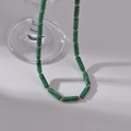 Dubbellaagse 14K gouden hartketting met groene kralen en gouden tussenstukjes - Buiskralenketting