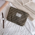 Detail der Vintage-Karotasche aus Segeltuch mit 'TIME TO PARTY' Logo in Lifestyle-Umgebung - Braun Klein Kariert
