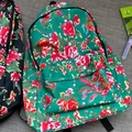 Detailansicht traditioneller chinesischer Rucksäcke mit Blumenmuster und Reißverschlusstasche - Grün