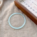 Elegante brazalete de jade verde claro vintage con banda redonda fina sobre lino - S514 - Brazalete de Uva Verde