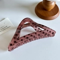 Pince à cheveux triangulaire marron rose à pois noirs sur support en bois - Triangle Café Gris 11.5cm