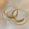 Orecchini a cerchio a forma di C dorati opachi su sfondo in tessuto di seta beige - Perno in Argento - Orecchini Geometrici Oro