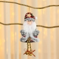 Babbo Natale di peluche con cappello a quadri e campanelli appesi al ramo di legno - Babbo Natale