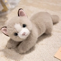 Adorabile peluche di gatto persiano grigio chiaro e bianco su un tappeto morbido - Cuoio