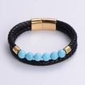 Detalle de pulsera de cuero trenzado negro de doble capa con cierre magnético dorado y cuentas - Estilo Dorado E (Doble Vuelta Negro/Cierre Dorado/Turquesa)