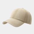 Dettaglio macro del twill di cotone lavato beige e cuciture su un cappello da baseball - Cachi