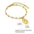 Détail de la chaîne à perles dorées avec médaille de la Vierge Marie et pendentifs croix - Bracelet / Or