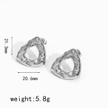 Detailansicht der 21,3mm Edelstahl-Ohrstecker mit gehämmerter geometrischer Dreiecksform - Hohles Dreieck Silber (TE60178-S)