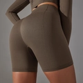 Dettaglio dei pantaloncini da yoga senza cuciture marrone scuro con texture a nido d'ape - Caffè Scuro