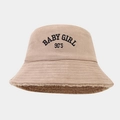 Dettaglio del cappello pescatore in pelle scamosciata kaki con ricamo Baby Girl e pile - M (56-58cm) / Cachi