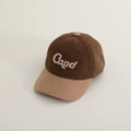 Gros plan de la broderie sur la casquette de baseball bicolore en velours côtelé - 52-54cm (3-8 Ans) / café