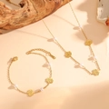 Parure de bijoux en acier doré 18k avec pendentifs feuille d'érable et perles élégantes - Ensemble Collier et Bracelet Perle Feuille d'Érable Doré (F214-F215)