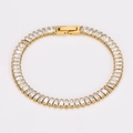 Dettaglio del bracciale tennis dorato con zirconi taglio baguette e chiusura a scatto - Oro