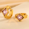 Makroaufnahme goldener Creolen mit funkelnden quadratischen rosa Zirkon-Edelsteinen - Hellrosa