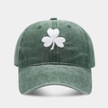 Nahaufnahme der weißen Kleeblatt-Stickerei auf einer grünen Baumwollkappe im Retro-Look - Baseballkappe / Dunkelgrün