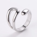 Vista detallada del anillo infinito de acero pulido con elegantes líneas curvas - Talla 6 / Color Acero