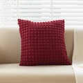 Dunkelrotes Kissen mit Waffelstruktur auf beigem Sofa in gemütlicher Atmosphäre - 45x45cm / Burgunderrot